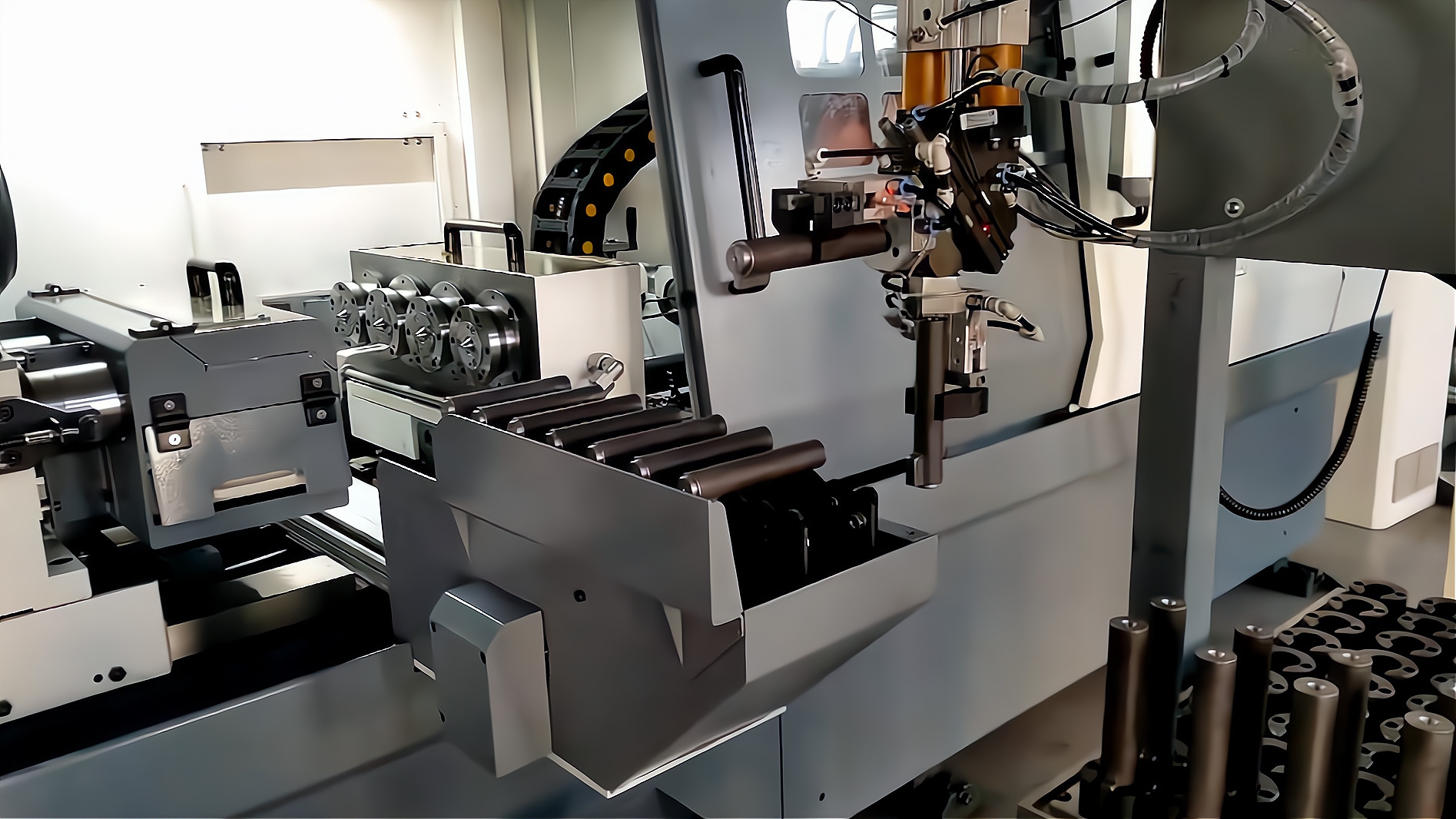 ZK2115×4B/500A 深孔鉆床配置桁架機(jī)械手，加工手槍槍管單機(jī)自動(dòng)化