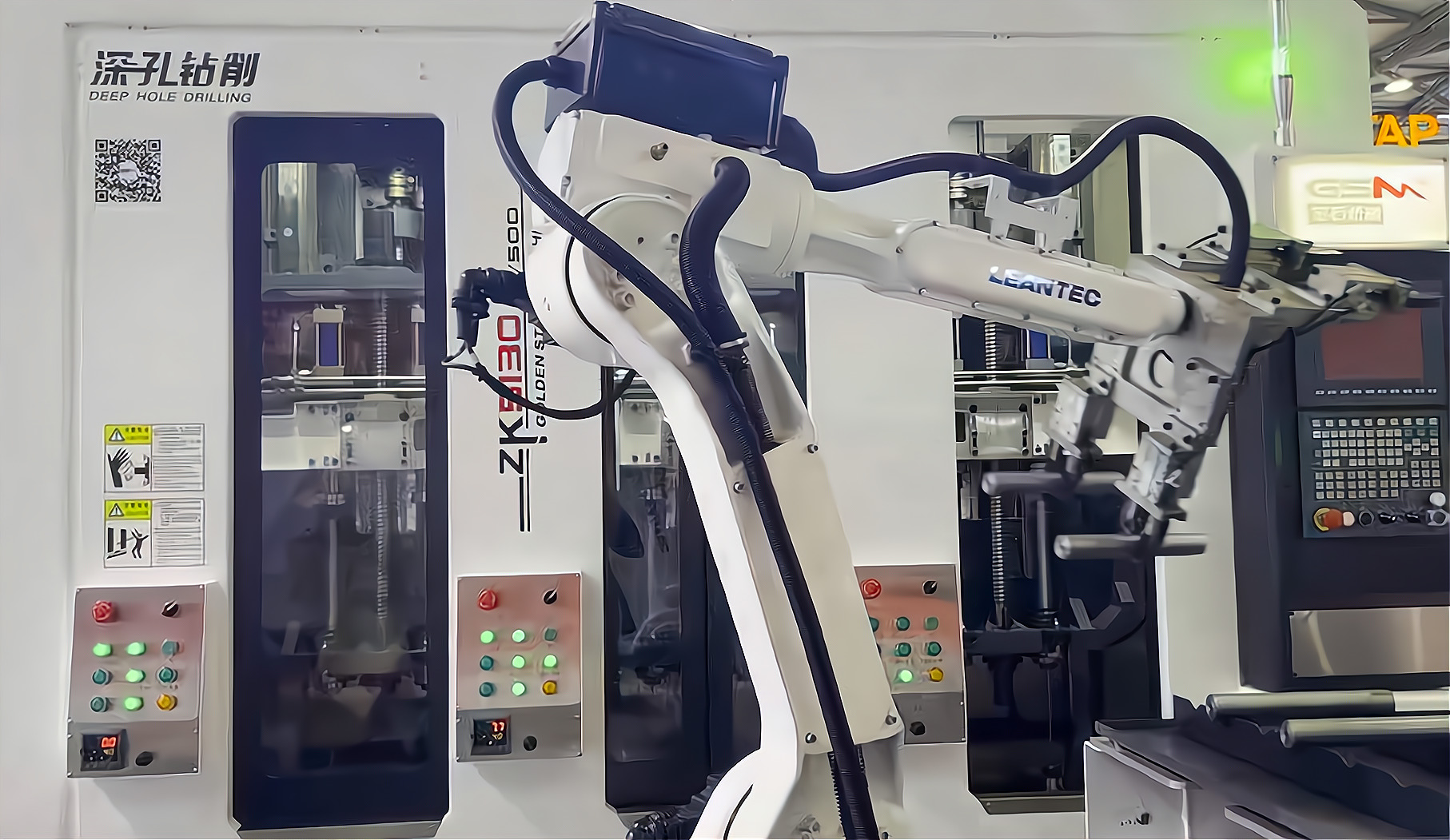 ZK5120×6/500 倒立六軸深孔鉆床配置六軸機(jī)器人，加工新能源電機(jī)軸單機(jī)自動(dòng)化
